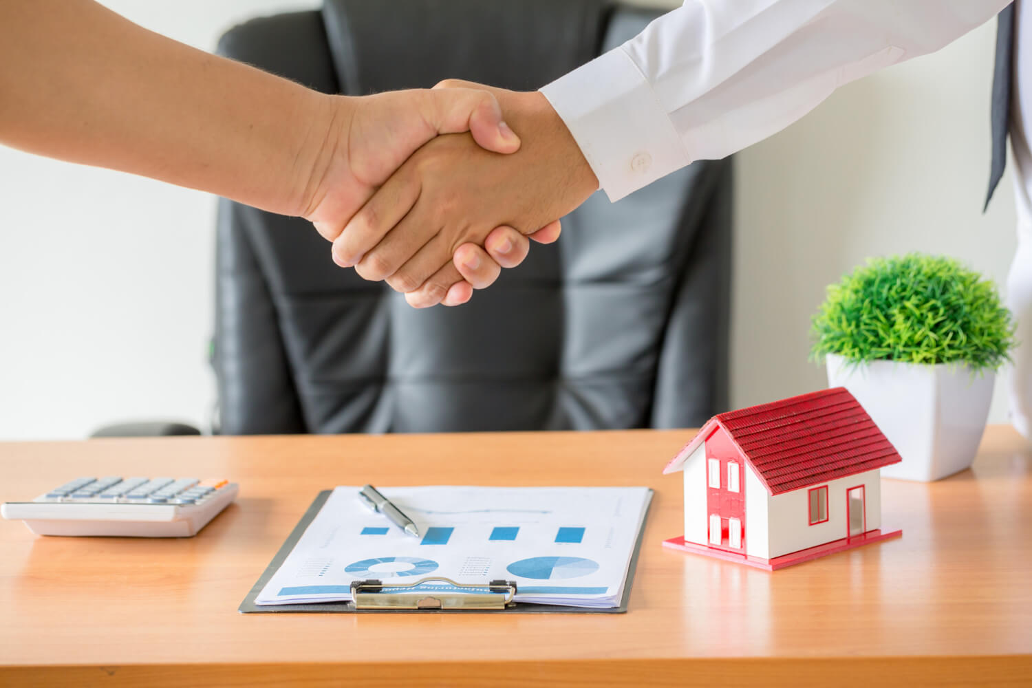 hands-agent-client-shaking-hands-after-signed-contract-buy-new-apartment (1)